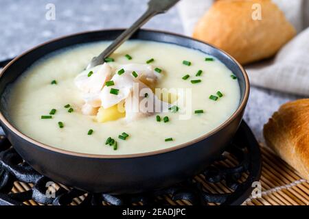 Cullen Skink – traditionelle schottische Suppe aus geräuchertem Schellfisch, Kartoffeln und Zwiebeln Stockfoto