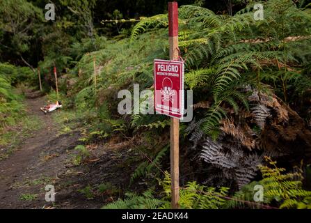 Huila, Kolumbien. Februar 2021, 03rd. Die Straße, die auf dem Weg nach Rio Blanco als Acerradero bekannt ist, ist mit einem roten Warnschild markiert. Bewaffnete Gruppen waren früher in der Region am Werk. Ende 2016 hatten die FARC-Guerilla-Organisation und die Regierung den jahrzehntelangen Konflikt mit etwa 220.000 Toten und Millionen Vertriebenen im südamerikanischen Land mit einem Friedensabkommen beendet. Die meisten Guerillakämpfer legten ihre Arme nieder. Jedoch kehrten zahlreiche Partisanen in den Untergrund zurück. Quelle: Vannesa Jimenez G./dpa/Alamy Live News Stockfoto