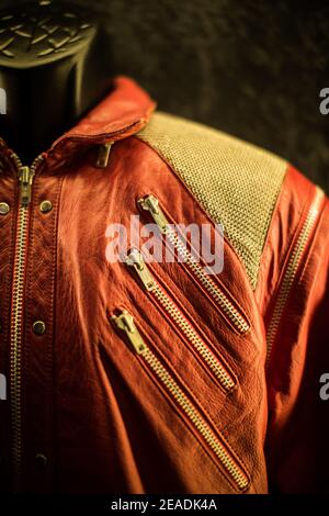 Ein Detail von Michael Jacksons roter Jacke, das in seinem Beat IT Video in der Hard Rock Couture Show gezeigt wurde, die beim Hard Rock Calling Festival in der Vorschau gezeigt wurde Stockfoto