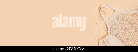 Banner mit wiederverwendbaren Stofftaschen auf beigem Hintergrund. Zero Waste Konzept mit Copyspace. Stockfoto