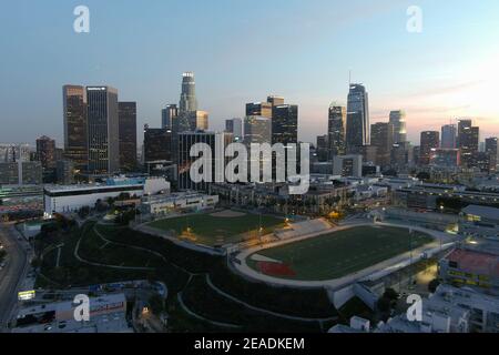 Eine Luftaufnahme des Miguel Contreras Learning Center-Academic Leadership Community High School mit der Innenstadt von Los Angeles Skyline AS Ein Hintergrund o Stockfoto