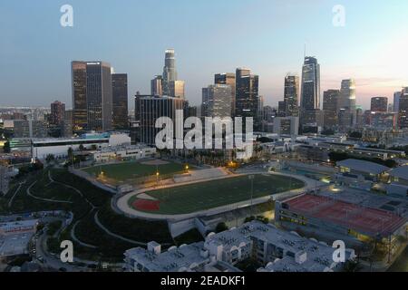 Eine Luftaufnahme des Miguel Contreras Learning Center-Academic Leadership Community High School mit der Innenstadt von Los Angeles Skyline AS Ein Hintergrund o Stockfoto