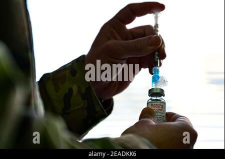 PITTSBURGH, USA - 04. Februar 2021 - Tech. Sgt. Joseph Anthony, 911th Aeromedical Staging Squadron Aeromedical Technician, bereitet sich darauf vor, eine Spritze zu füllen Stockfoto