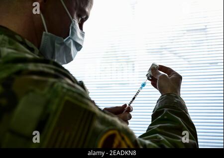 PITTSBURGH, USA - 04. Februar 2021 - Tech. Sgt. Joseph Anthony, 911th Aeromedical Staging Squadron Aeromedical Technician, bereitet sich darauf vor, eine Spritze zu füllen Stockfoto