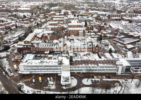 Birmingham, West Midlands, Großbritannien. Februar 2021. Das schneebedeckte City Hospital in Birmingham, während Storm Darcy seine winterliche Explosion aus dem Osten fortsetzt. PIC by Credit: Stop Press Media/Alamy Live News Stockfoto