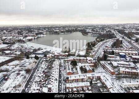 Birmingham, West Midlands, Großbritannien. Februar 2021. Edgbaston Resivoir, umgeben von schneebedeckten Häusern in Birmingham, während Storm Darcy seine winterliche Explosion aus dem Osten fortsetzt. PIC by Credit: Stop Press Media/Alamy Live News Stockfoto