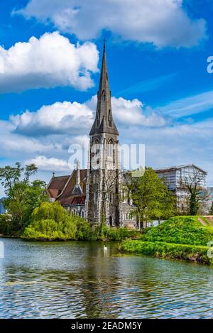 St. Alban Kirche befindet sich neben einem Graben in Kopenhagen, Dänemark. Stockfoto