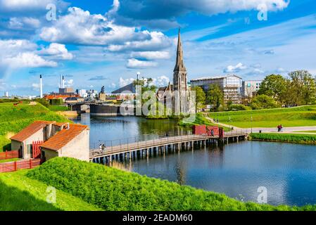 St. Alban Kirche befindet sich neben einem Graben in Kopenhagen, Dänemark. Stockfoto