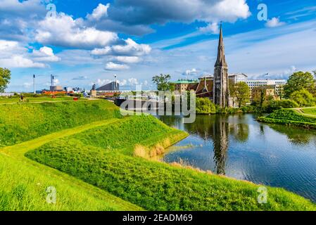 St. Alban Kirche befindet sich neben einem Graben in Kopenhagen, Dänemark. Stockfoto