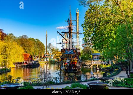 Restaurant in Form eines Piratenschiffs im Vergnügungspark Tivoli in Kopenhagen, Dänemark Stockfoto