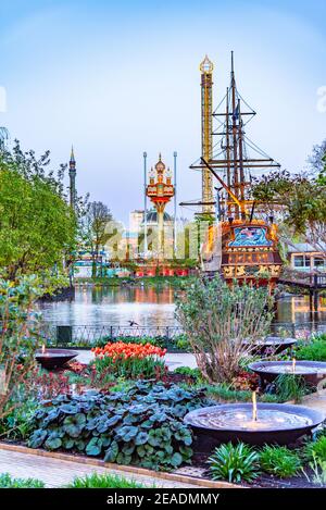 Restaurant in Form eines Piratenschiffs im Vergnügungspark Tivoli in Kopenhagen, Dänemark Stockfoto