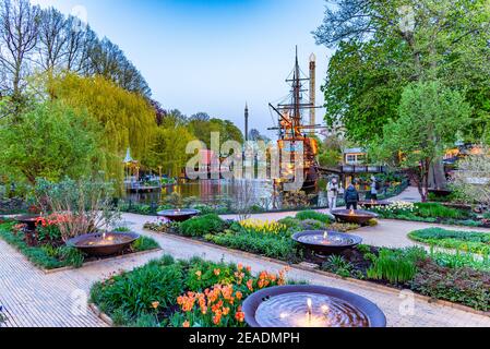 Restaurant in Form eines Piratenschiffs im Vergnügungspark Tivoli in Kopenhagen, Dänemark Stockfoto