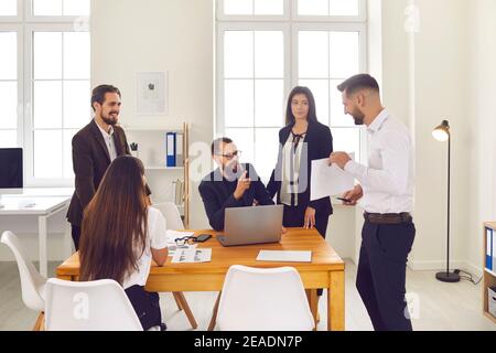 Gruppe von positiven Geschäftsleuten Kollegen diskutieren neues Projekt oder Gemeinsam starten Stockfoto