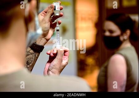 PITTSBURGH, USA - 28. Januar 2021 - Master Sgt. Luca Farkas, 911th Aeromedical Staging Squadron Aeromedical Technician, verwaltet einen COVID-19-Impfstoff Stockfoto