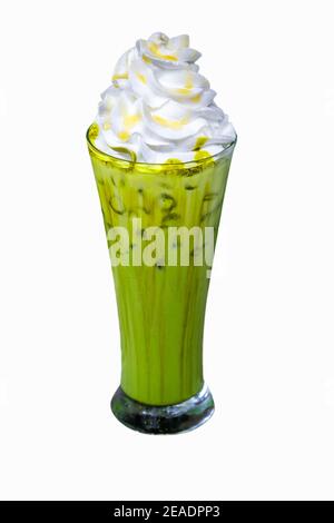 Iced Matcha grüner Tee mit Wischcreme in hohen Glas isoliert auf weißem Hintergrund. Stockfoto