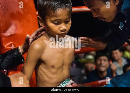 Muay Thai Kinderjäger zwischen den Runden in einem Kampf. Stockfoto