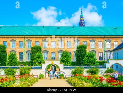 park zwischen dem Schloss Christiansborg und dem Dänischen Jüdischen Museum in Kopenhagen, Dänemark. Stockfoto