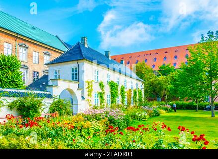 park zwischen dem Schloss Christiansborg und dem Dänischen Jüdischen Museum in Kopenhagen, Dänemark. Stockfoto