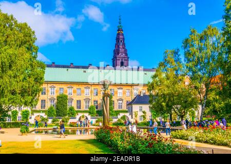 park zwischen dem Schloss Christiansborg und dem Dänischen Jüdischen Museum in Kopenhagen, Dänemark. Stockfoto