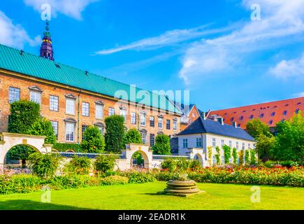 park zwischen dem Schloss Christiansborg und dem Dänischen Jüdischen Museum in Kopenhagen, Dänemark. Stockfoto