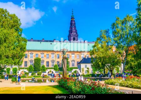 park zwischen dem Schloss Christiansborg und dem Dänischen Jüdischen Museum in Kopenhagen, Dänemark. Stockfoto