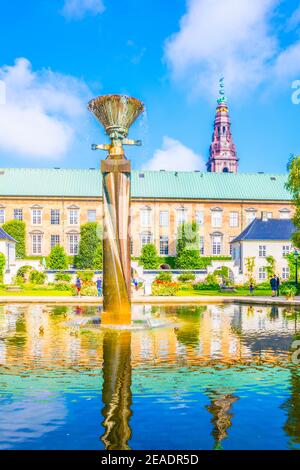 park zwischen dem Schloss Christiansborg und dem Dänischen Jüdischen Museum in Kopenhagen, Dänemark. Stockfoto