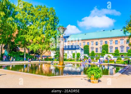 park zwischen dem Schloss Christiansborg und dem Dänischen Jüdischen Museum in Kopenhagen, Dänemark. Stockfoto