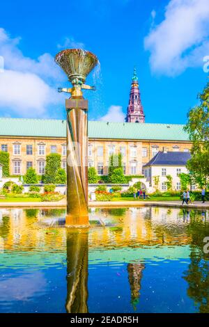 park zwischen dem Schloss Christiansborg und dem Dänischen Jüdischen Museum in Kopenhagen, Dänemark. Stockfoto