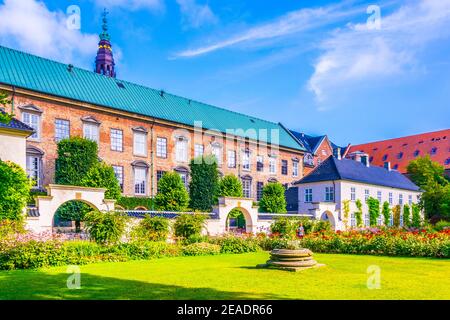 park zwischen dem Schloss Christiansborg und dem Dänischen Jüdischen Museum in Kopenhagen, Dänemark. Stockfoto