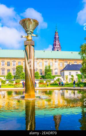 park zwischen dem Schloss Christiansborg und dem Dänischen Jüdischen Museum in Kopenhagen, Dänemark. Stockfoto