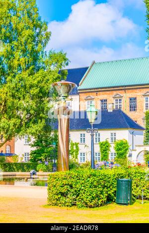 park zwischen dem Schloss Christiansborg und dem Dänischen Jüdischen Museum in Kopenhagen, Dänemark. Stockfoto