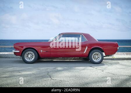 BARCELONA, SPANIEN-2. FEBRUAR 2021: 1965 Ford Mustang GT Hardtop (erste Generation) am Meer Stockfoto