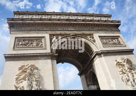Der Arc de Triomphe in Paris Frankreich ein französisches nationales Wahrzeichen, das ein beliebtes Touristenziel ist, Stock Foto Bild Stockfoto