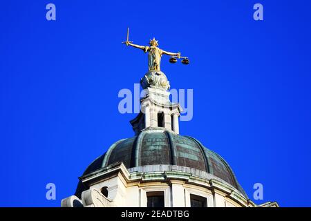 Waagen der Gerechtigkeit des alten Bailey, die die ist Central Criminal Court in London England Großbritannien und ist ein Beliebte touristische Reiseziel Attraktion l Stockfoto