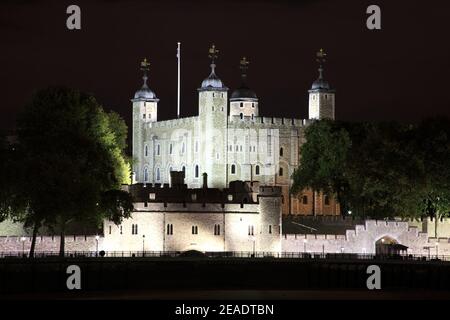 Tower of London bei Nacht, die ein 11th Jahrhundert ist Norman Burg Festung an der Themse und ist ein Beliebte touristische Reiseziel Attraktion la Stockfoto