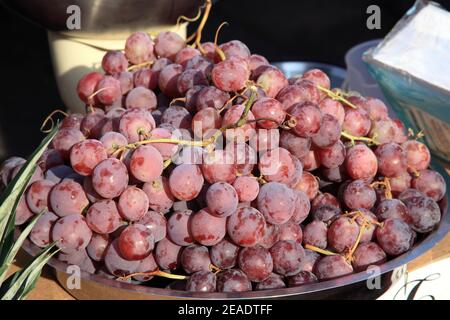 Trauben rot schwarz frisch und reife Früchte in Eine Schüssel, die Ernährung Nutzen für die Gesundheit haben, wenn sie gegessen wird Stockfoto