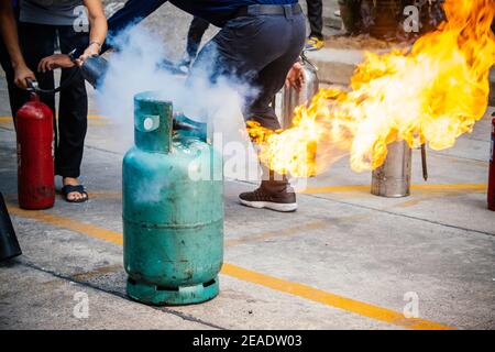 Mitarbeiter Feuerlöschausbildung, Löschen eines Feuers. Stockfoto