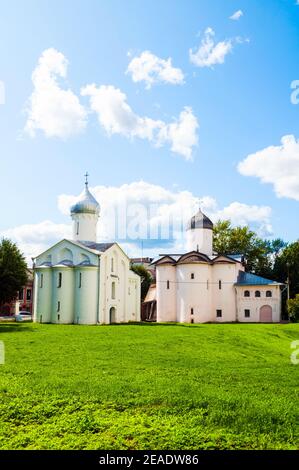 Weliki Nowgorod, Russland. Die Kirchen des hl. Procopius und die Frauen der Myrrhe-Träger im Hof Jaroslaws im Sommer Stockfoto