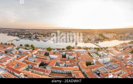 Luftpanorama Ansicht von Zadar neuen Stadthafen in Sonnenaufgang Stunde in Dalmatien Kroatien Stockfoto