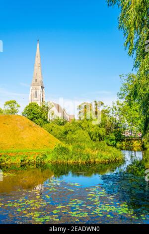 St. Alban Kirche befindet sich neben einem Graben in Kopenhagen, Dänemark. Stockfoto