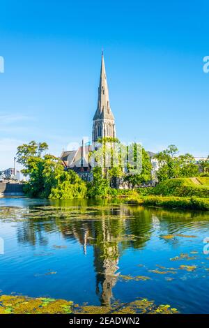 St. Alban Kirche befindet sich neben einem Graben in Kopenhagen, Dänemark. Stockfoto