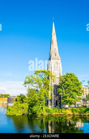 St. Alban Kirche befindet sich neben einem Graben in Kopenhagen, Dänemark. Stockfoto