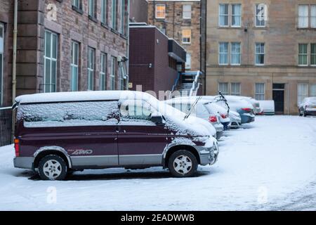 Edinburgh, Schottland. Feb 9 2021: Schneebedeckte Autos in Edinburgh Credit: David Coulson/Alamy Live News Stockfoto