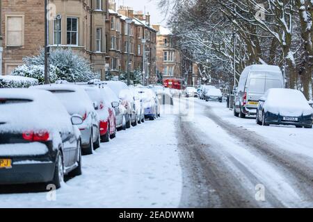 Edinburgh, Schottland. Feb 9 2021: Schneebedeckte Autos in Edinburgh Credit: David Coulson/Alamy Live News Stockfoto