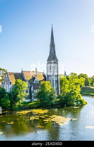 St. Alban Kirche befindet sich neben einem Graben in Kopenhagen, Dänemark. Stockfoto