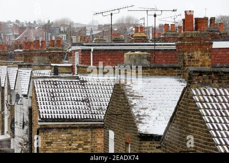 London, Großbritannien. Februar 2021, 9th. Dächer von Wohnimmobilien in London mit Schnee bedeckt. Die Preise für Wohnimmobilien in Großbritannien fielen im Januar, der steilste Rückgang seit April 2020. Der im Juli dieses Jahres aufgrund des Ausbruchs von Covid-19 eingeführte Stempelzollfeiertag in England soll im März 2021 enden. Quelle: Dinendra Haria/Alamy Live News Stockfoto