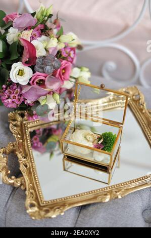 Eheringe in einer dekorativen Glasbox mit Blumen Stockfoto