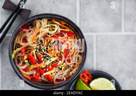 Köstliche asiatische Reis Glasnudeln mit Gemüse Stockfoto