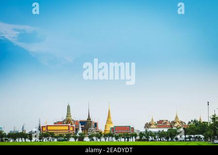 Großer Palast, Wat Pra Kaew und Sanam Luang mit blauem Himmel Hintergrund, Bangkok, Thailand Stockfoto