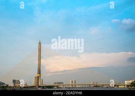 Rama VIII Brücke mit blauem Himmel, Bangkok, Thailand schöne Brücke über den Chao Phraya Fluss Stockfoto